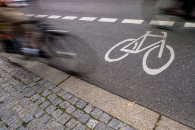 Berlin, Almanya - 22 Eylül 2015 - bisiklet yolu Merkezi o