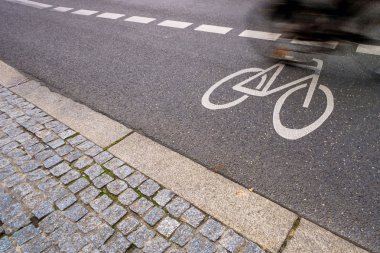 Berlin, Almanya - 22 Eylül 2015 - bisiklet yolu Merkezi o