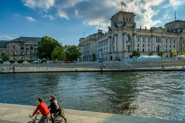 Berlin, Németország - 2015. szeptember 24. - Spree-folyótól a belső — Stock Fotó