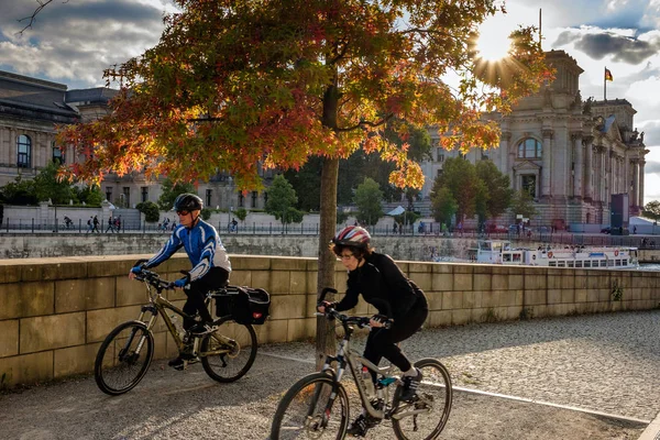 BERLIN, ALLEMAGNE - 24 SEPTEMBRE 2015 - Rivière Spree à l'intérieur — Photo