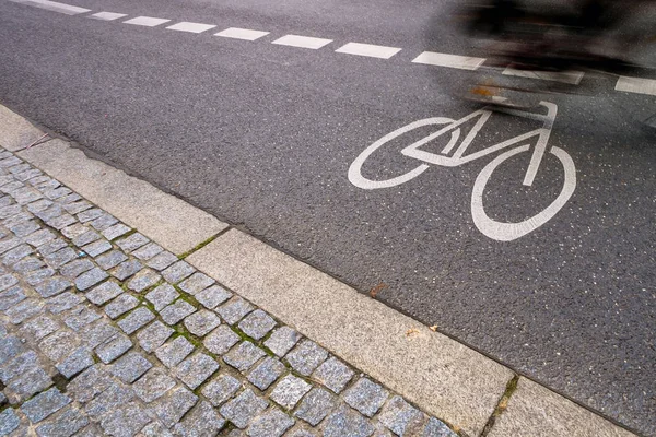 Berlin, Niemcy - 22 września 2015 - ścieżka rowerowa w centrum o — Zdjęcie stockowe