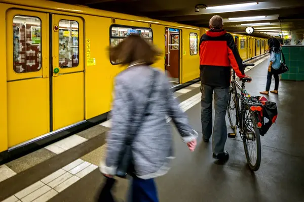 BERLIN, ALLEMAGNE - 23 SEPTEMBRE 2015 - Train souterrain U2 à E — Photo