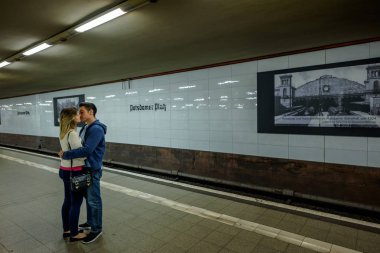 Berlin, Almanya - 22 Eylül 2015: Metro treninin Postda