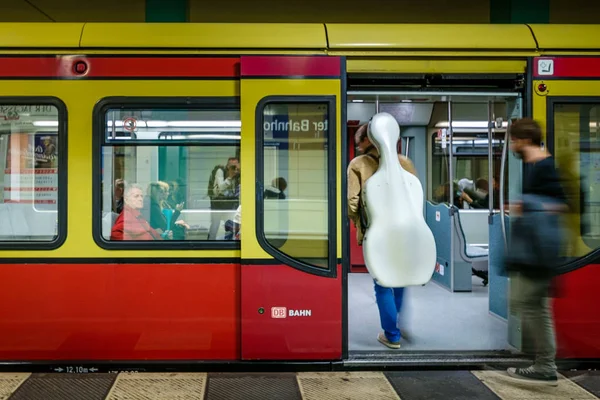 BERLIN, ALLEMAGNE - 22 SEPTEMBRE 2015 : Train de métro à l'Anhalt — Photo