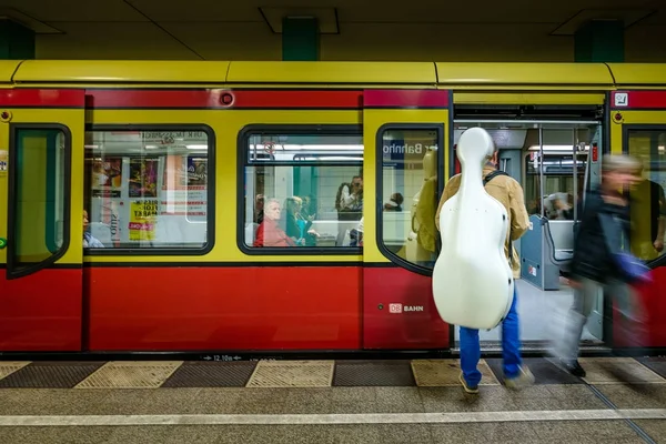BERLIN, ALLEMAGNE - 22 SEPTEMBRE 2015 : Train de métro à l'Anhalt — Photo