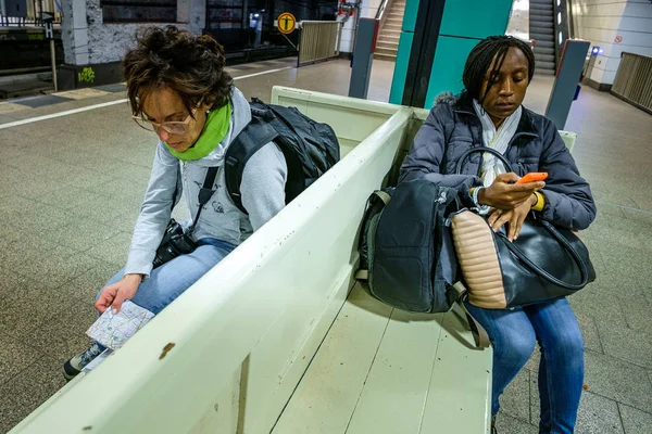 BERLIN, ALLEMAGNE - 22 SEPTEMBRE 2015 : Train de métro à l'Anhalt — Photo