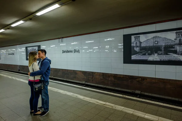 BERLIN, ALLEMAGNE - 22 SEPTEMBRE 2015 : Train de métro à la Postda — Photo