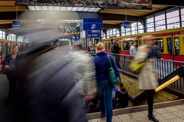 BERLIN, ALLEMAGNE - 23 SEPTEMBRE 2015 : Westkreuz S Bahn Station h — Photo