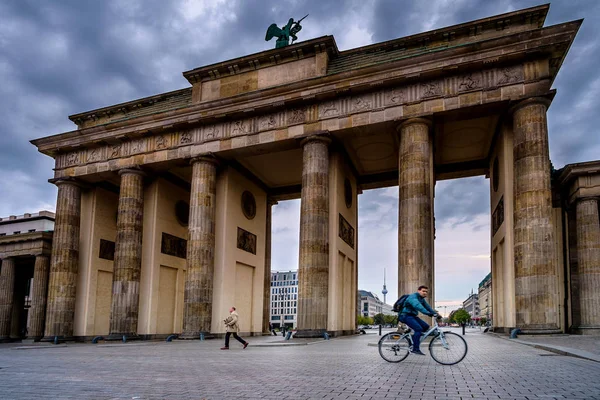 BERLIN, GERMANY - SEPTEMBER 22, 2015: Famous Brandenburger Tor ( — ストック写真