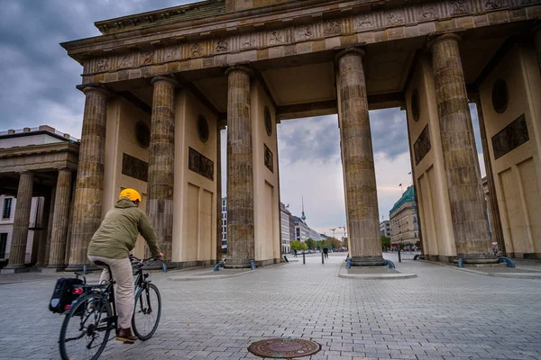 Berlin, deutschland - 22. september 2015: berühmtes brandenburger tor ( — Stockfoto