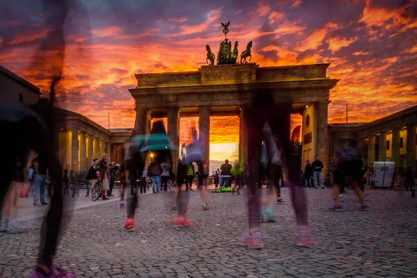 Berlin, deutschland - 23. september 2015: berühmtes brandenburger tor ( — Stockfoto