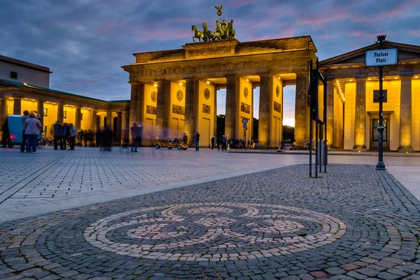 Berlin, deutschland - 23. september 2015: berühmtes brandenburger tor ( — Stockfoto