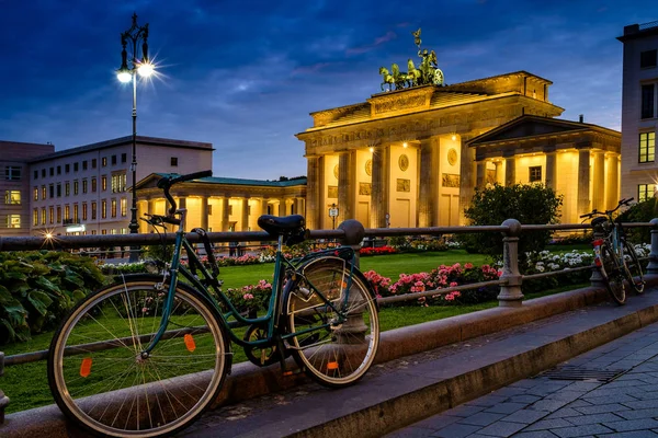 Berlin, deutschland - 23. september 2015: berühmtes brandenburger tor ( — Stockfoto