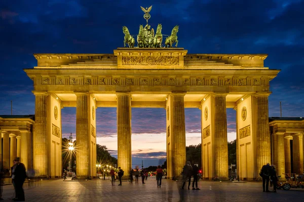 БЕРЛИН, ГЕРМАНИЯ - 23 СЕНТЯБРЯ 2015 г.: знаменитый Бранденбургский Тор  ( — стоковое фото