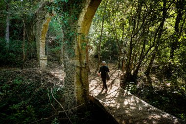 Montescudaio, Pisa, İtalya - 19 Ekim 2017 - Arches eski