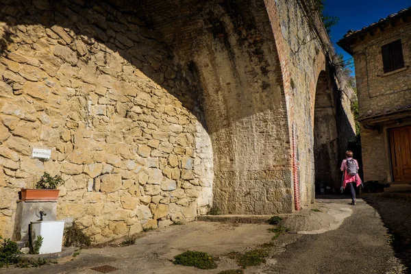 Volterra, Pisa, İtalya - 1 Kasım 2017: San Lazzaro şehir giriş kemer — Stok fotoğraf