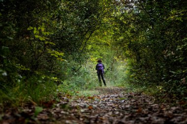 Montecatini Val di Cecina, Pisa, İtalya - 7 Kasım 2017: Bu bir güzergah Monterufoli doğa rezerv, anıtsal büyük iş taş köprüler 