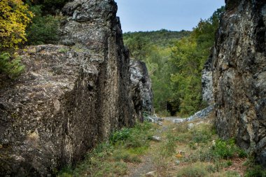 Montecatini Val di Cecina, Pisa, İtalya - 7 Kasım 2017: Bu bir güzergah Monterufoli doğa rezerv, anıtsal büyük iş taş köprüler 