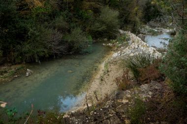Montecatini Val di Cecina, Pisa, İtalya - 7 Kasım 2017: Bu bir güzergah Monterufoli doğa rezerv, anıtsal büyük iş taş köprüler 
