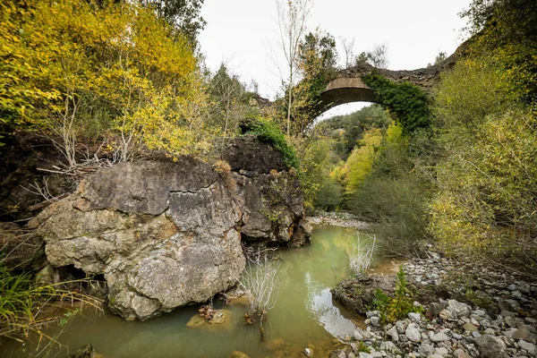 Montecatini Val di Cecina, Pisa, Italië - 7 November 2017: het is een wandeling in het natuurreservaat van de Monterufoli, monumentale grote werk zijn de stenen bruggen — Stockfoto