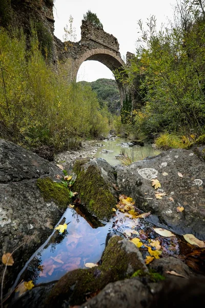 Montecatini Val di Cecina, Pisa, Italia - 7 de noviembre de 2017: Es un itinerario en la Reserva Natural de Monterufoli, gran obra monumental son los puentes de piedra — Foto de Stock