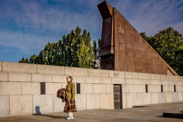 Berlino, Germania - 20 settembre 2015: Distretto di Kreuzberg, Soviet War Memorial Treptower — Foto Stock