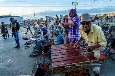 Berlin, Almanya - 21 Eylül 2015: sokak müzisyeni demiryolu İstasyonu