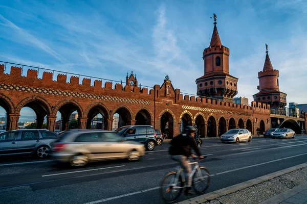 Berlin, deutschland - 21. september 2015: berühmte oberbaumbrucke in berlin — Stockfoto