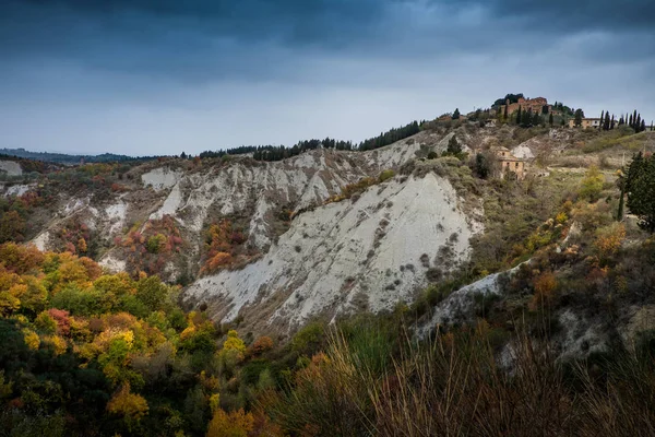 Chiusure, Siena, Toscana - 12 de noviembre de 2017: Chiusure, trekking otoñal en la provincia de Siena, de Buonconvento a Monte Oliveto Maggiore Abbey — Foto de Stock