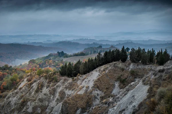 Chiusure, Siena, Toscana - 12 de novembro de 2017: Chiusure, trekking outonal na província de Siena, de Buonconvento a Monte Oliveto Abadia de Maggiore — Fotografia de Stock