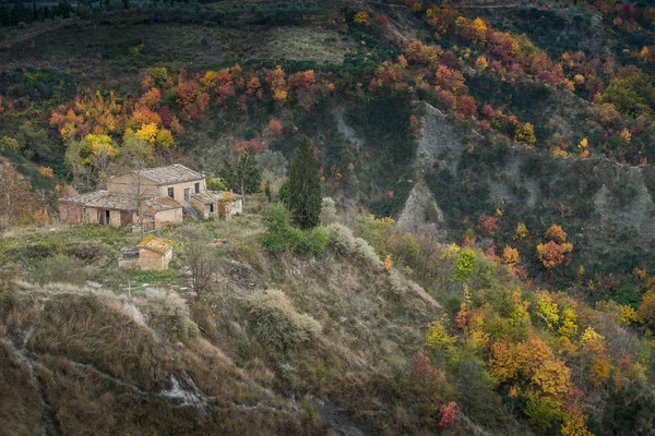 Chiusure, Siena, Toscana - 12 de novembro de 2017: Chiusure, trekking outonal na província de Siena, de Buonconvento a Monte Oliveto Abadia de Maggiore — Fotografia de Stock