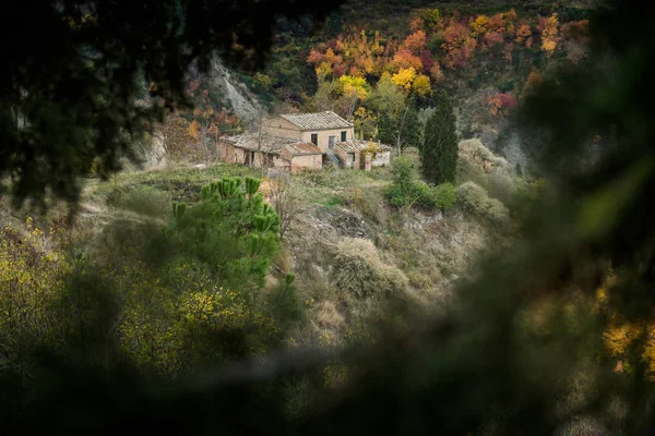 Chiusure, siena, toskana - 12. novembre 2017: chiusure, herbstliche wanderungen in der provinz siena, vom buonconvento zur abtei monte oliveto maggiore — Stockfoto