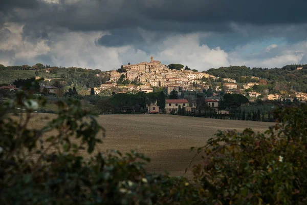 Casale Marittimo, Pisa, Italy - November 23, 2017: Trekking route towards in Casale M.mo, Tuscany — Stock Photo, Image