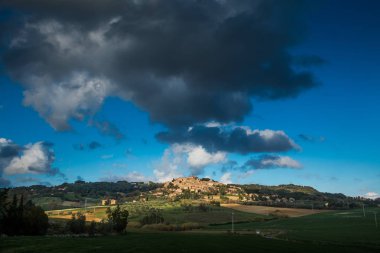 Casale Marittimo, Pisa, İtalya - 23 Kasım 2017: Trekking rotası doğru Casale M.mo, Toskana bölgesindeki