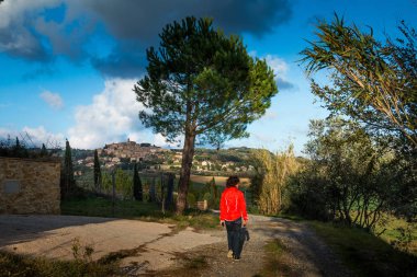 Casale Marittimo, Pisa, İtalya - 23 Kasım 2017: Trekking rotası doğru Casale M.mo, Toskana bölgesindeki