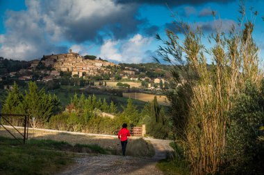 Casale Marittimo, Pisa, İtalya - 23 Kasım 2017: Trekking rotası doğru Casale M.mo, Toskana bölgesindeki
