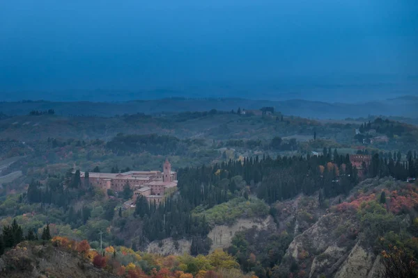 Осенний поход в провинции Сиена, от Буонконвенто до аббатства Монте Оливето Маджоре — стоковое фото