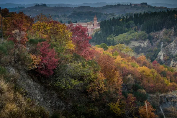 Podzimní pěší turistika v Provincii Siena, od Buonconvento Monte Oliveto Maggiore opatství — Stock fotografie