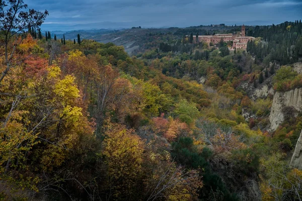 Senderismo otoñal en la provincia de Siena, de Buonconvento a Monte Oliveto Abadía Mayor — Foto de Stock