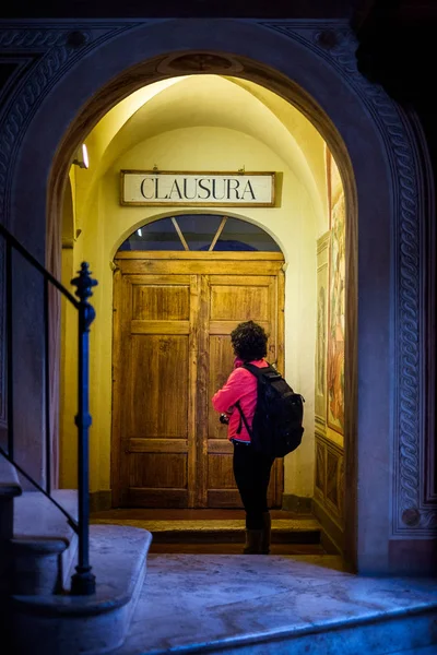 Podzimní pěší turistika v Provincii Siena, od Buonconvento Monte Oliveto Maggiore opatství — Stock fotografie