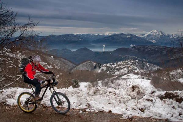 Snötäckt cykelled till Monte Coronato i den provinsen Lucca, Montefegatesi — Stockfoto