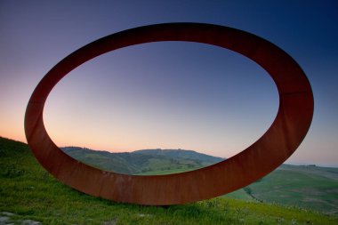 Volterra, Toskana, İtalya - Volterra ortaçağ şehir, scultor Mauro Staccioli, 2009 yılında deneyim sergi yerler için yüklü çalışır