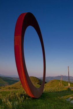Volterra, Toskana, İtalya - Volterra ortaçağ şehir, scultor Mauro Staccioli, 2009 yılında deneyim sergi yerler için yüklü çalışır