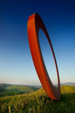 Volterra, Toskana, İtalya - Volterra ortaçağ şehir, scultor Mauro Staccioli, 2009 yılında deneyim sergi yerler için yüklü çalışır