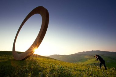 Volterra, Toskana, İtalya - Volterra ortaçağ şehir, scultor Mauro Staccioli, 2009 yılında deneyim sergi yerler için yüklü çalışır