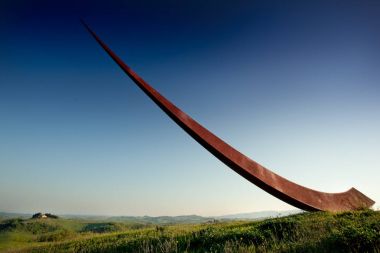 Volterra, Toskana, İtalya - Volterra ortaçağ şehir, scultor Mauro Staccioli, 2009 yılında deneyim sergi yerler için yüklü çalışır