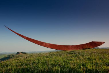 Volterra, Toskana, İtalya - Volterra ortaçağ şehir, scultor Mauro Staccioli, 2009 yılında deneyim sergi yerler için yüklü çalışır