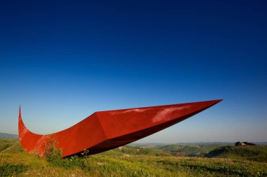 Volterra, Toskana, İtalya - Volterra ortaçağ şehir, scultor Mauro Staccioli, 2009 yılında deneyim sergi yerler için yüklü çalışır