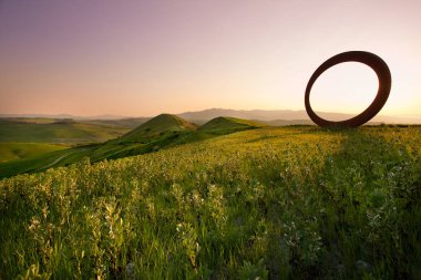 Volterra, Toskana, İtalya - Volterra ortaçağ şehir, scultor Mauro Staccioli, 2009 yılında deneyim sergi yerler için yüklü çalışır