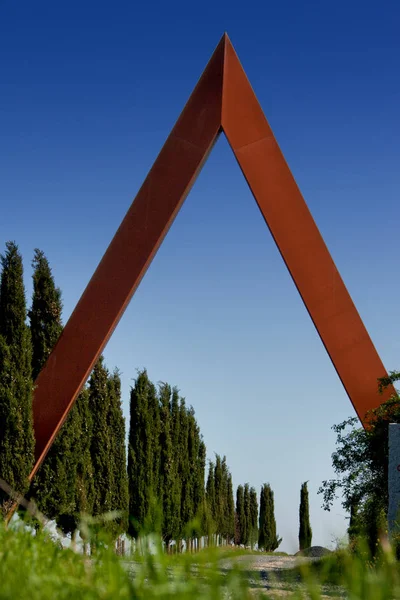 Volterra, Toscana, Italia - Volterra ciudad medieval, el escultor Mauro Staccioli, obras instaladas en 2009 para la exposición Lugares de experiencia — Foto de Stock